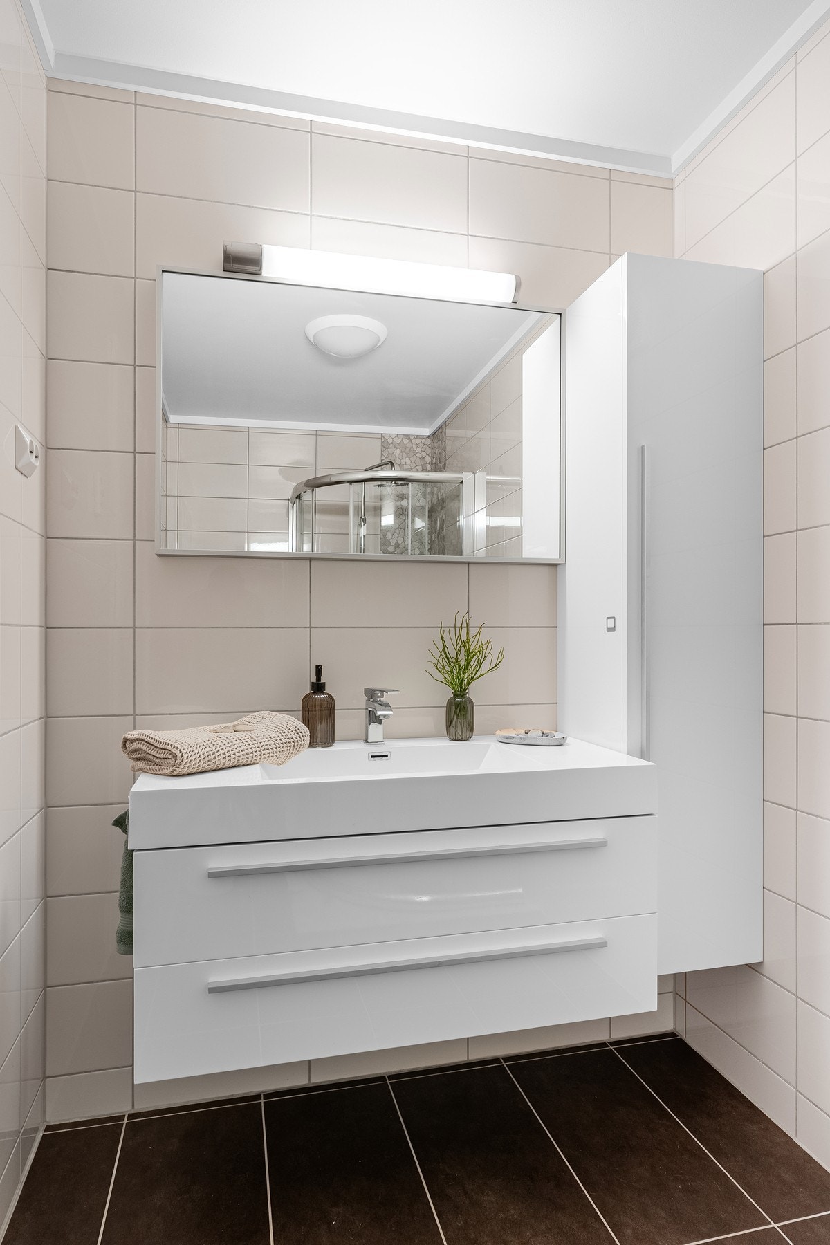 Bad i underetasje med dusj Galleribilde