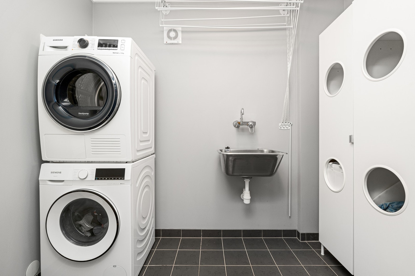 Praktisk separat vaskerom i underetasje Galleribilde
