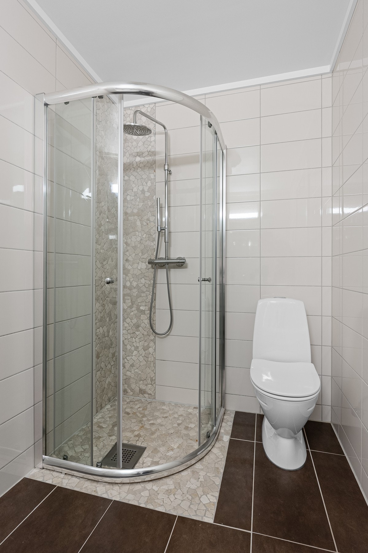 Bad i underetasje med dusj Galleribilde