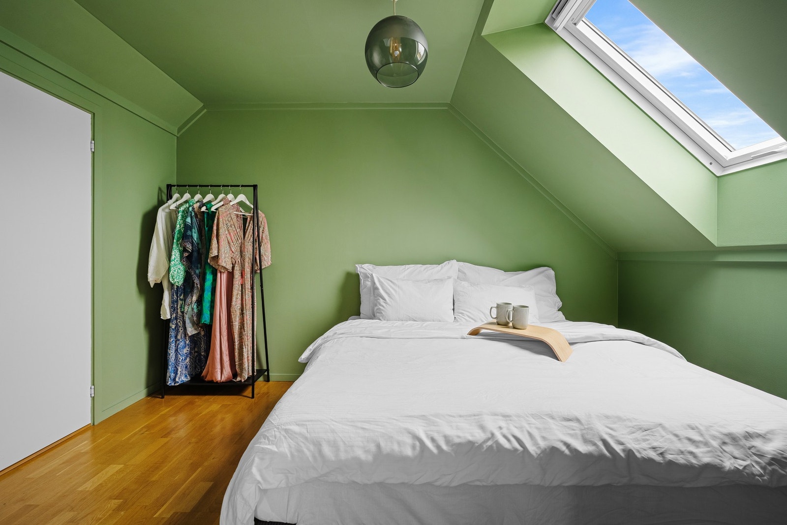 Soverom med inngang til bod Galleribilde