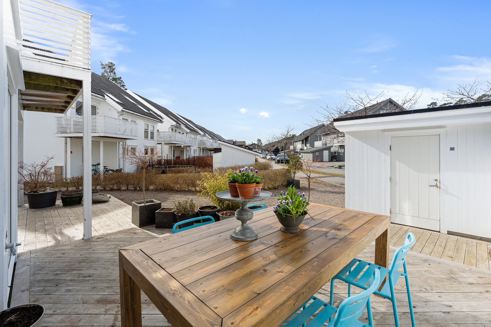 Uteplass og bod ved inngangsparti Galleribilde