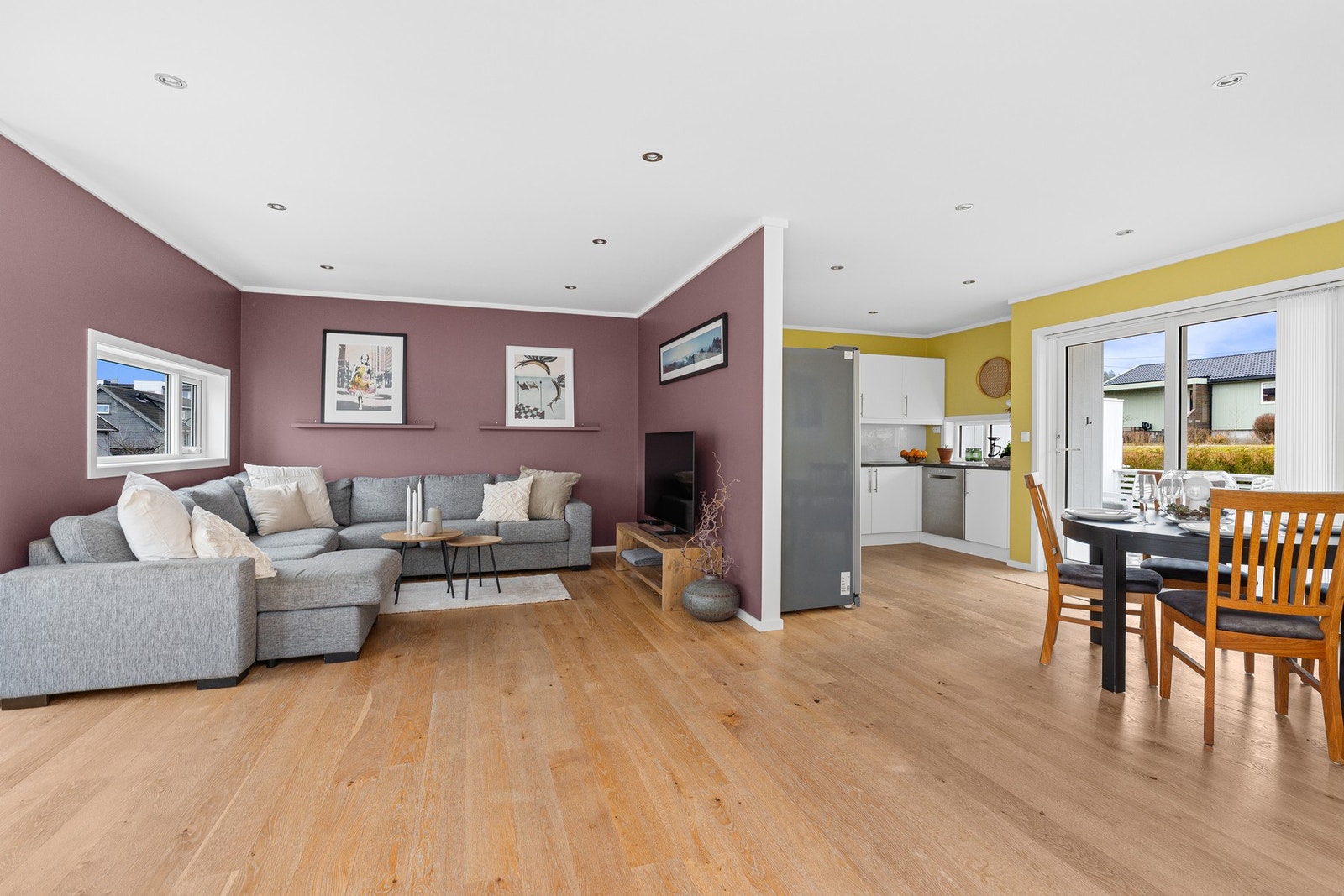 God romfølelse med utgang til uteplasser på begge sider Galleribilde