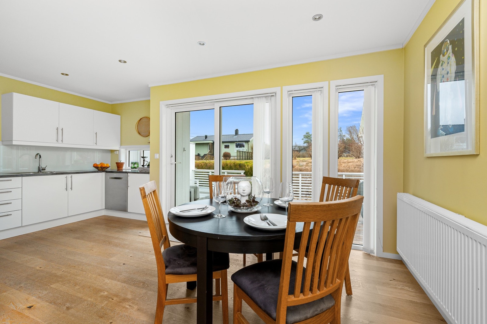 Kjøkken med god plass til spisebord og utgang til terrasse Galleribilde