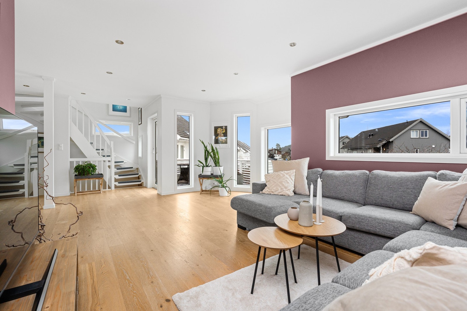 Romslig stue med utgang til veranda og åpen løsning til kjøkken Galleribilde