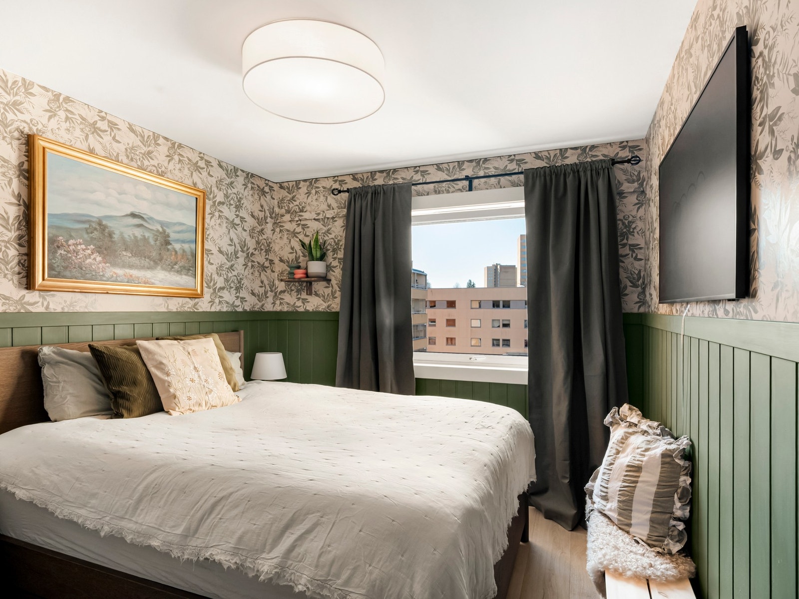 Romslig soverom med stilig tapet og rikelig dagslys ideelt for ro og avslapning. Galleribilde