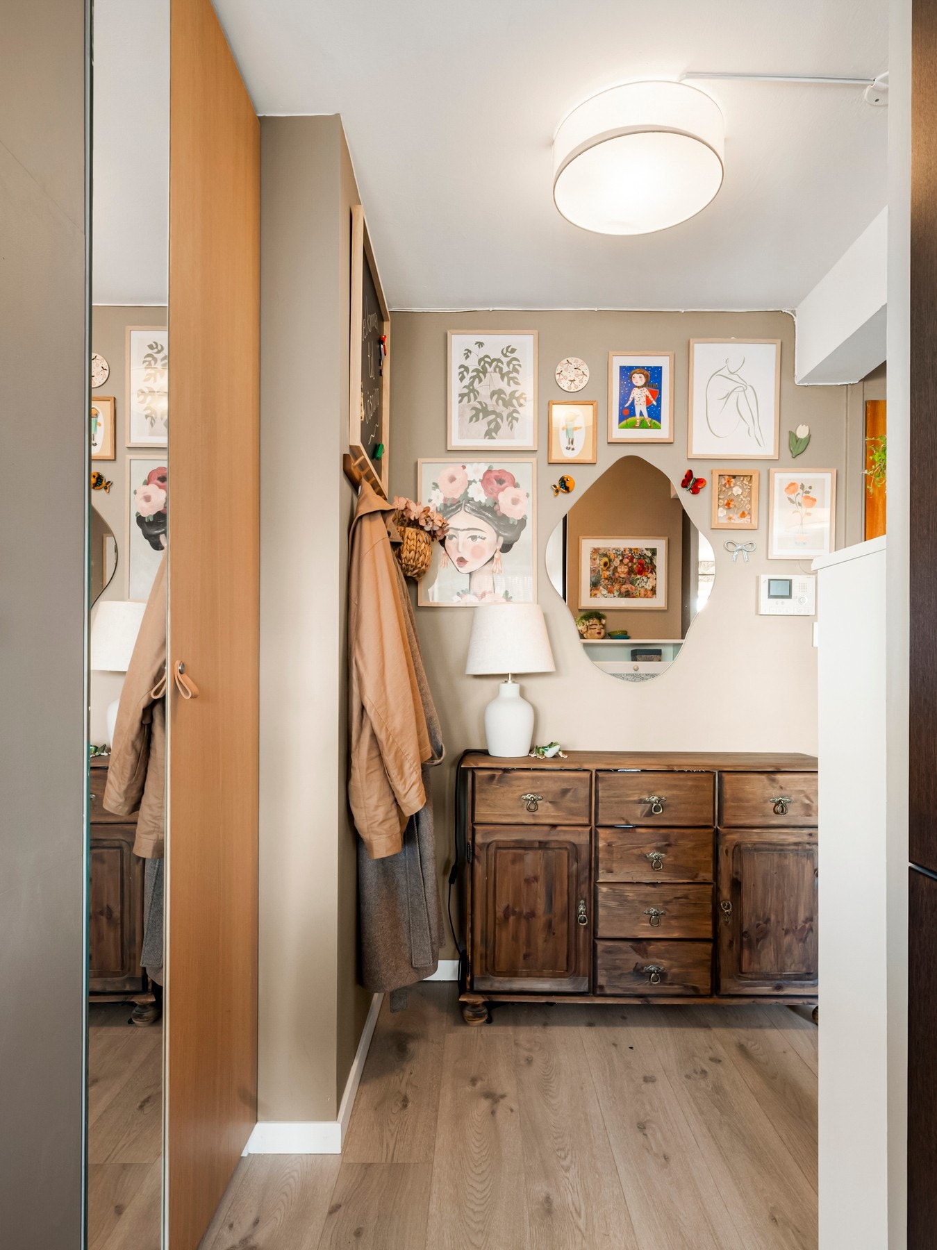 Romslig og innbydende entre som setter tonen for resten av leiligheten med sine stilrene og fargerike detaljer. Galleribilde