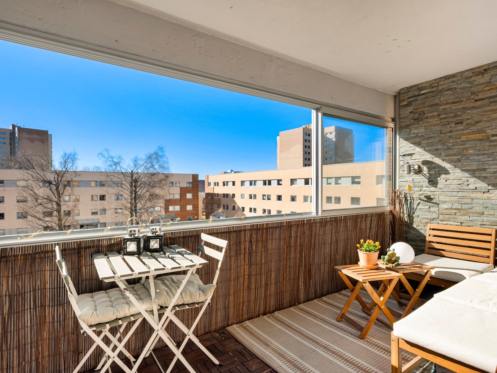 Her får kjøperen gleden av gode solforhold, plass til sittegruppe, og en innglasset balkong som gir en lun atmosfære, og er en fin forlengelse av stuen. Galleribilde