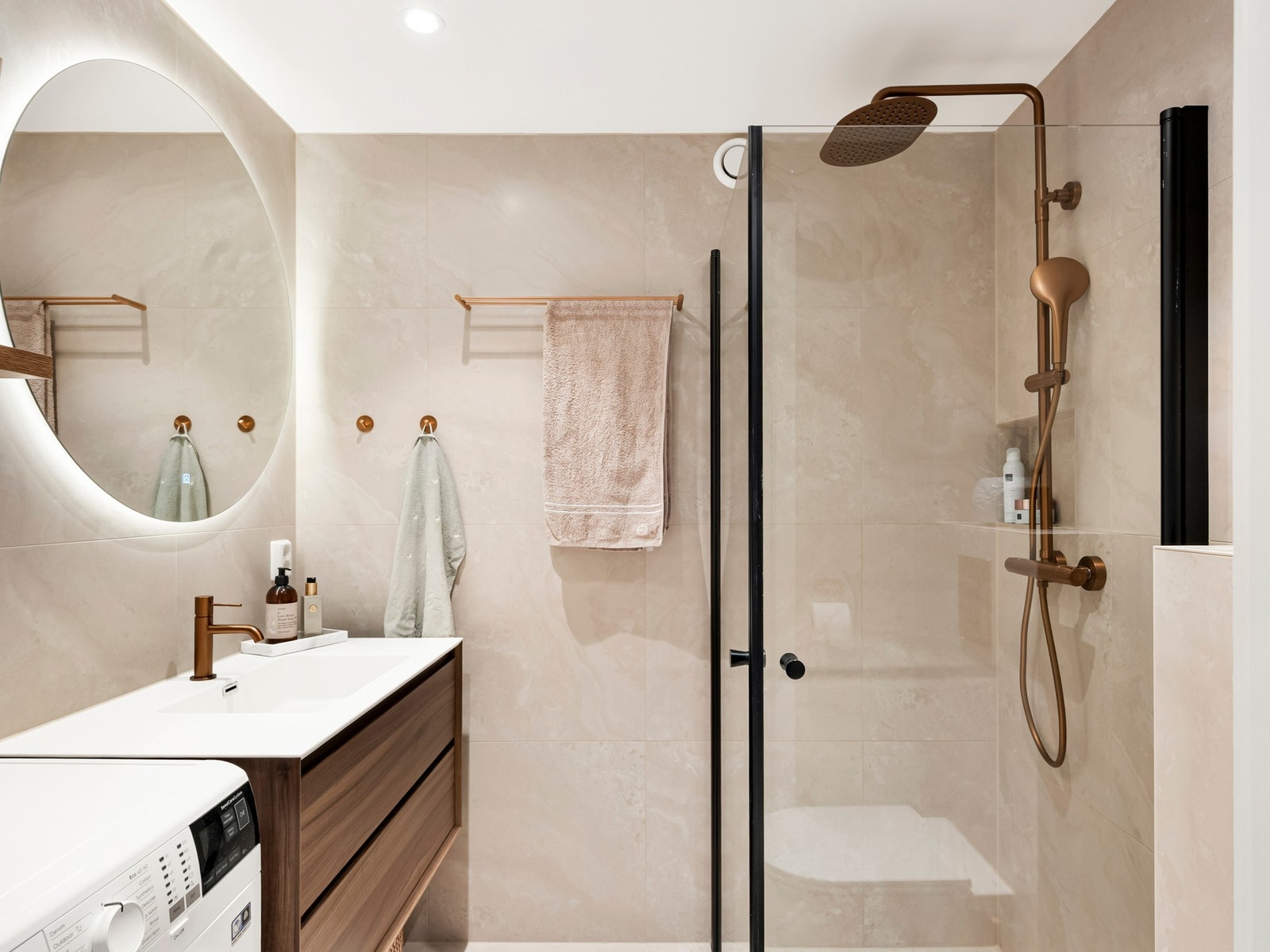 Badet er tilrettelagt med opplegg for vaskemaskin. Galleribilde