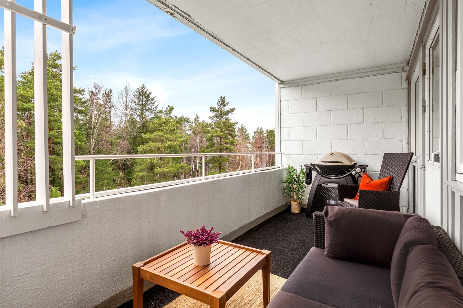 Fra stuen er det utgang til en overbygd veranda på 9 m², med god plass til en sittegruppe. Galleribilde