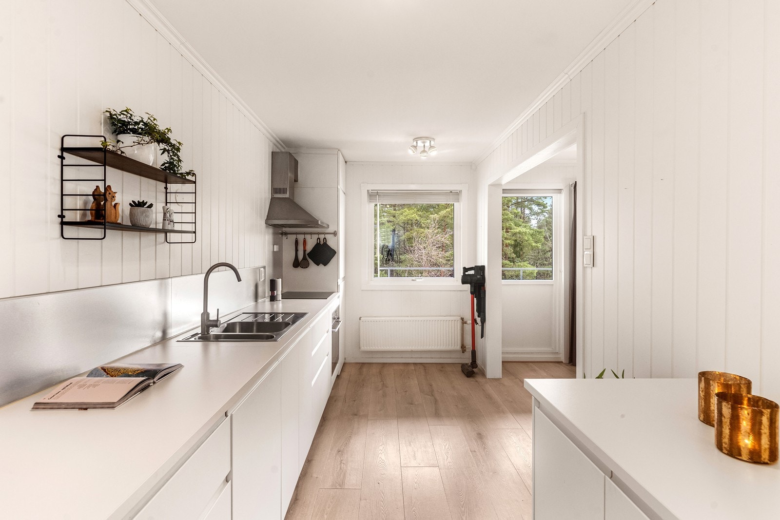 Kjøkkenet er også utstyrt med integrert oppvaskmaskin og kjøl-/fryseskap. Ventilator med avtrekk til friluft. Galleribilde
