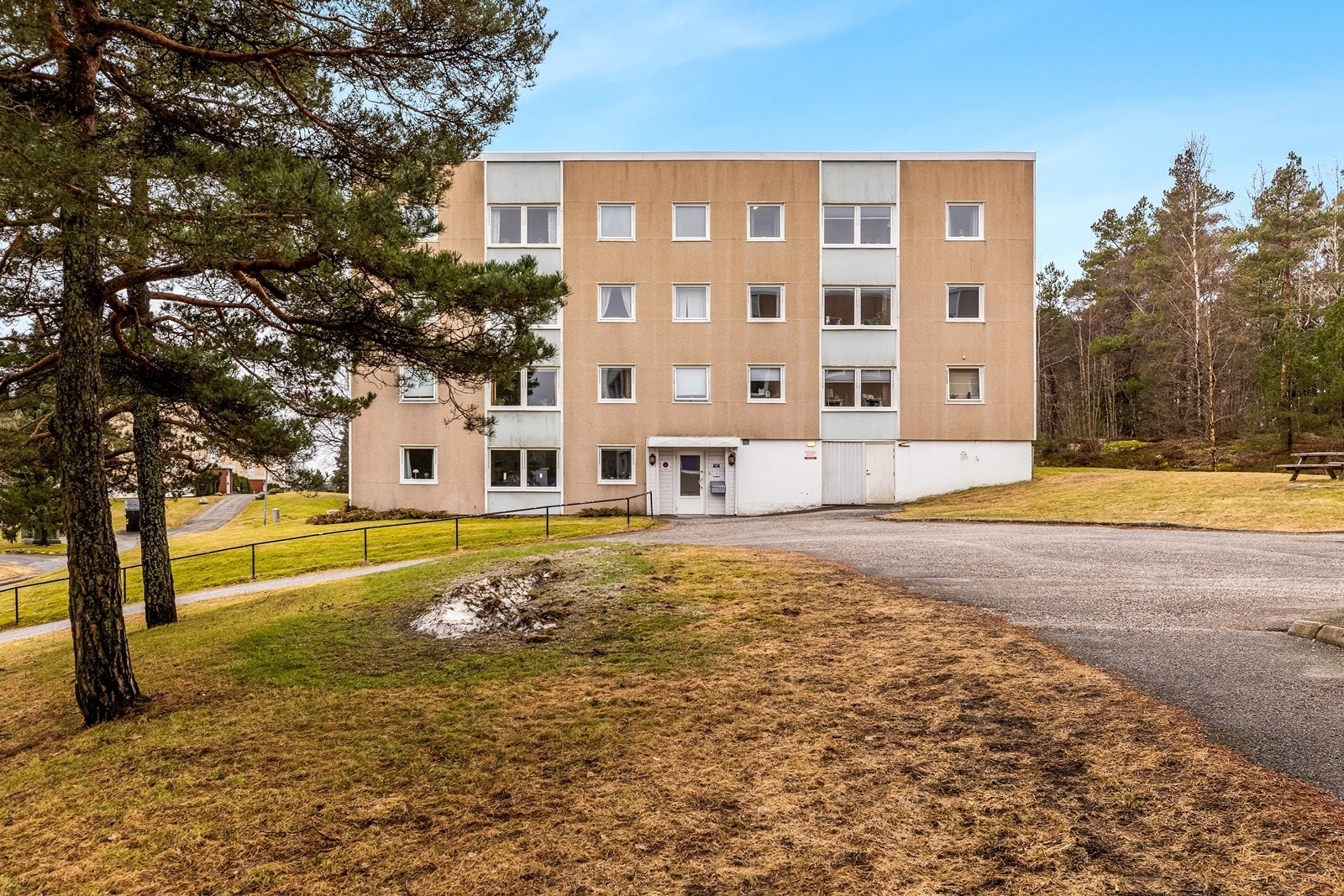 Bygningen er fra 1970 og ligger i Blessomveien borettslag, som består av 26 andeler. Galleribilde