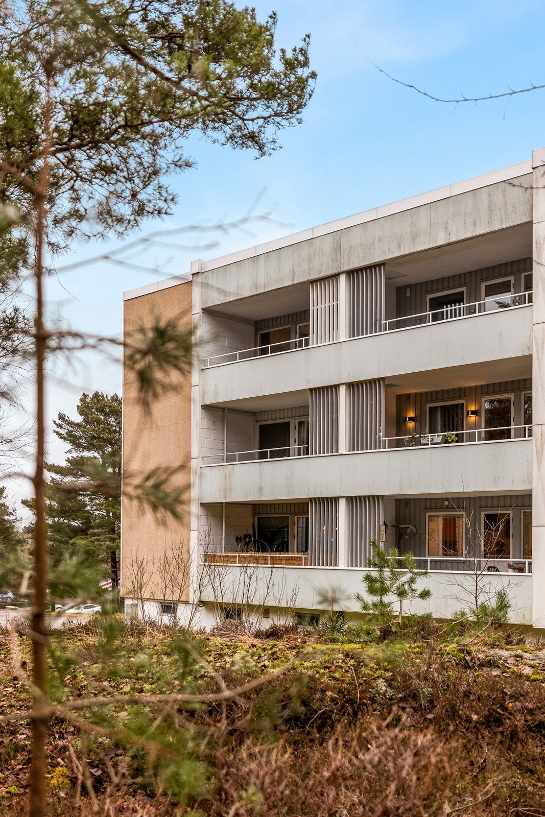 Fasadene er kledd med fasadeplater og trepanel, og tomten er opparbeidet med grøntarealer. Galleribilde