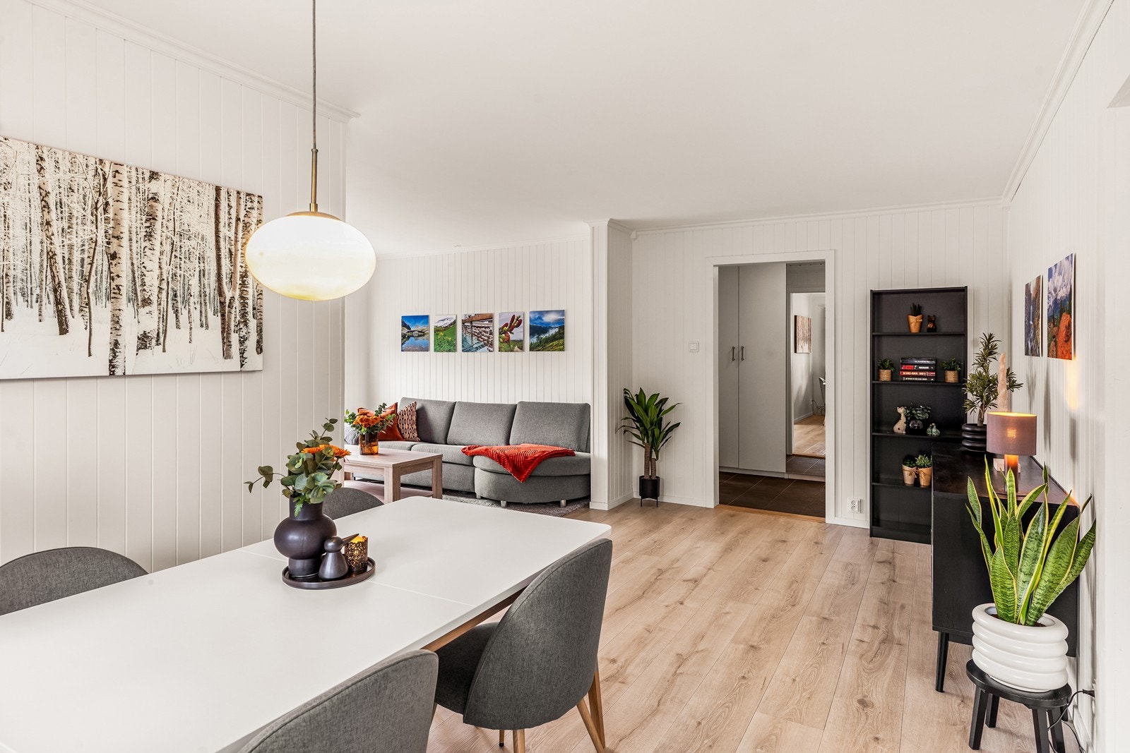 Malte panelplater og slette overflater på vegger gir et rent og tidløst uttrykk. Galleribilde
