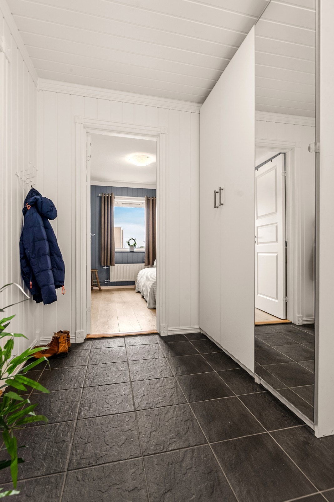 Entréen gir et godt førsteinntrykk og har adkomst til leilighetens to soverom og bad. Galleribilde