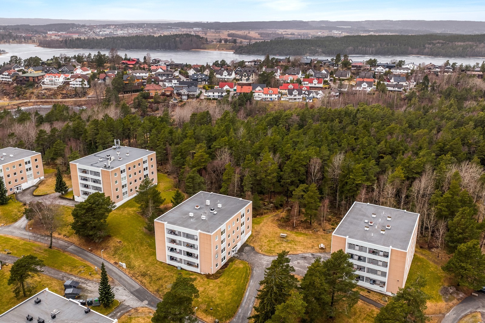 Eiendommen ligger i et stille og rolig nabolag, omgitt av grønne fellesarealer. Galleribilde