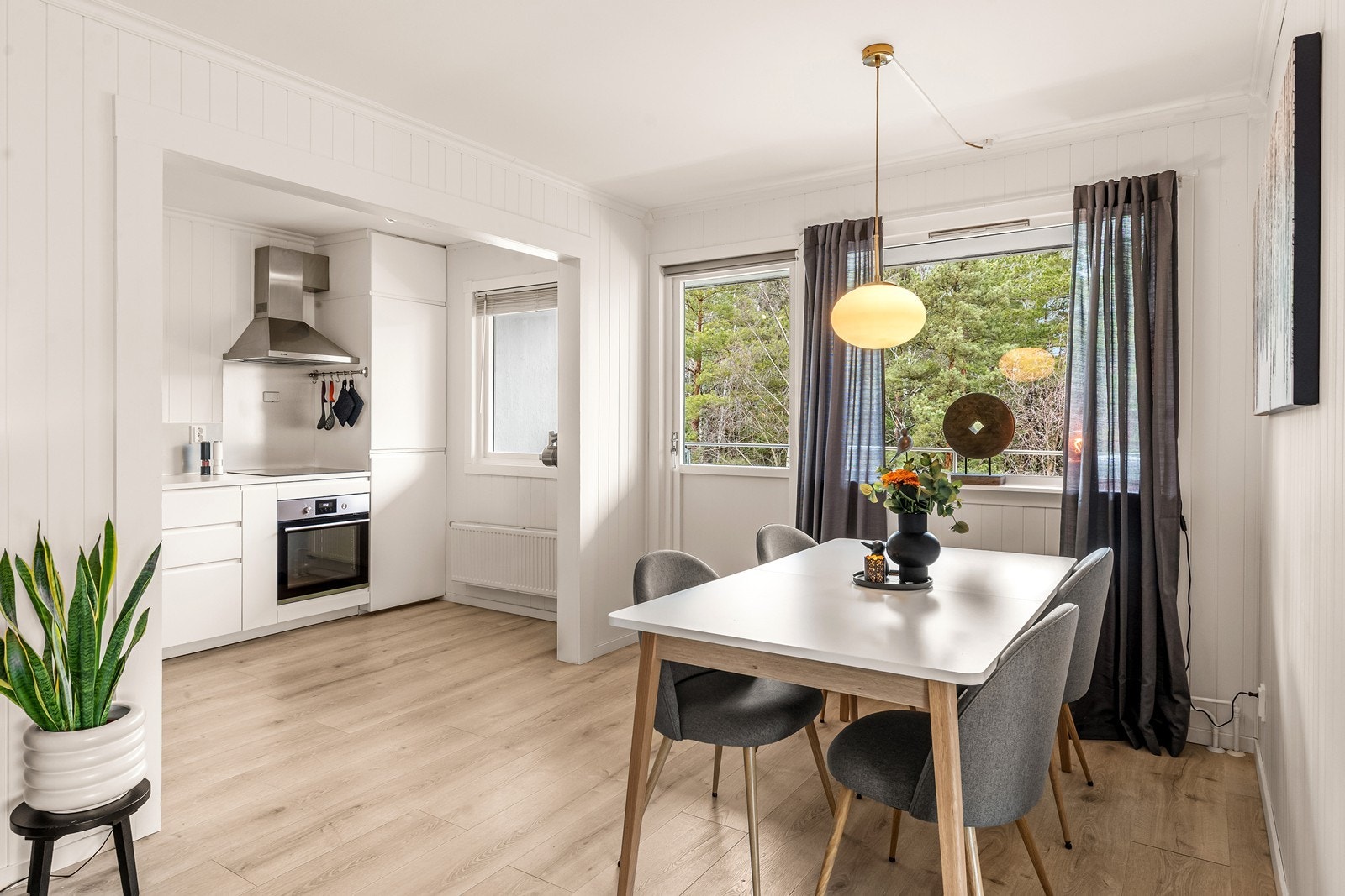 Fra spiseplassen har du kort vei til både matlaging og avslapning i stuen. Galleribilde
