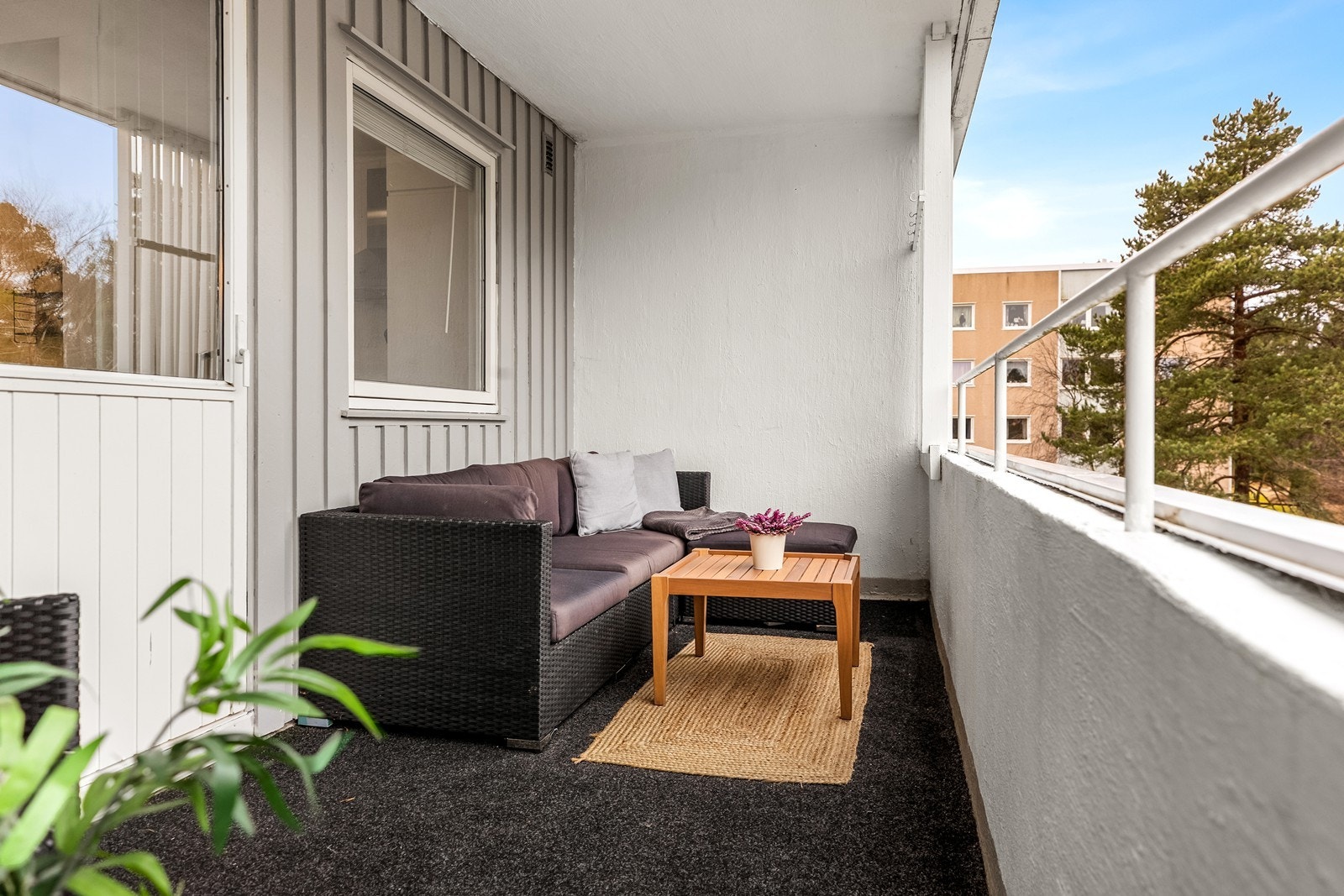 Verandaen er overbygd og har et støpt gulv som ble overflatebehandlet i 2012. Galleribilde