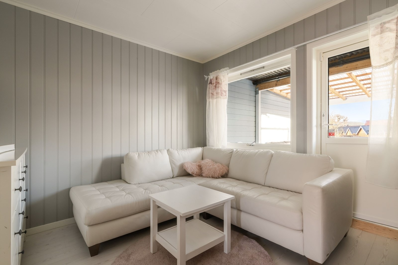 Begge soverommene fremstår som lyse, og har utgang til terrassen. Galleribilde