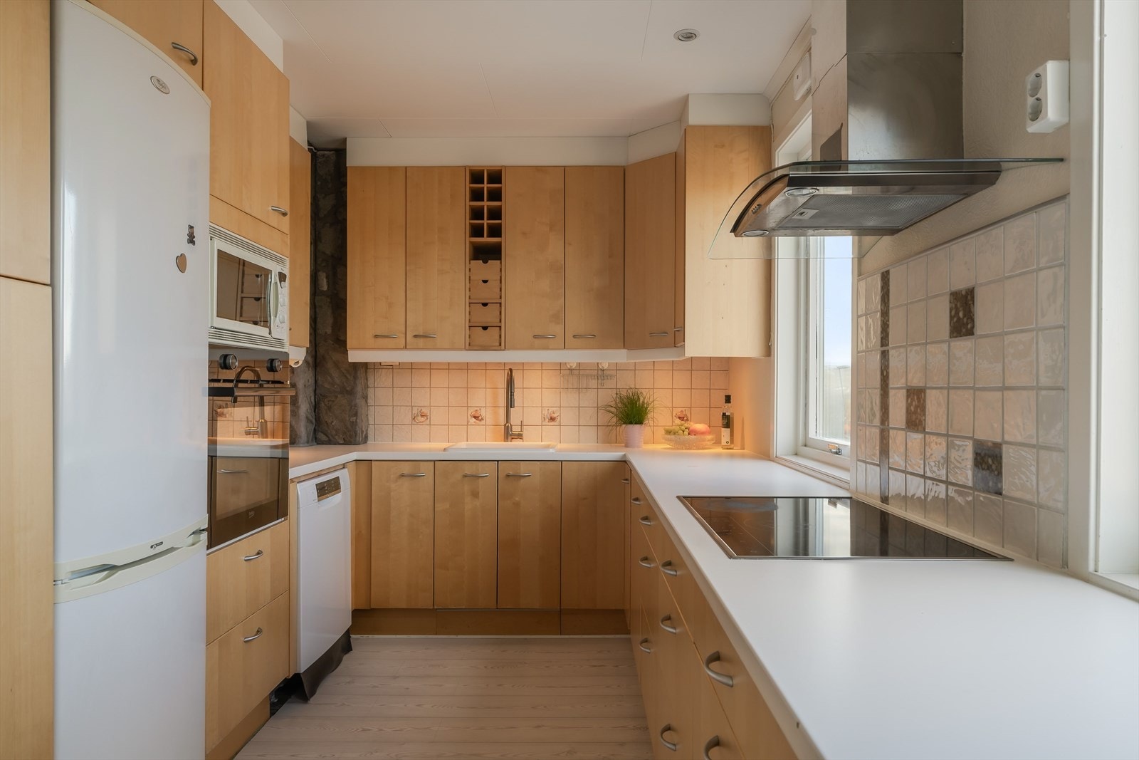 Oppvaskmaskin, platetopp, mikro og stekeovn følger med i handelen. Galleribilde