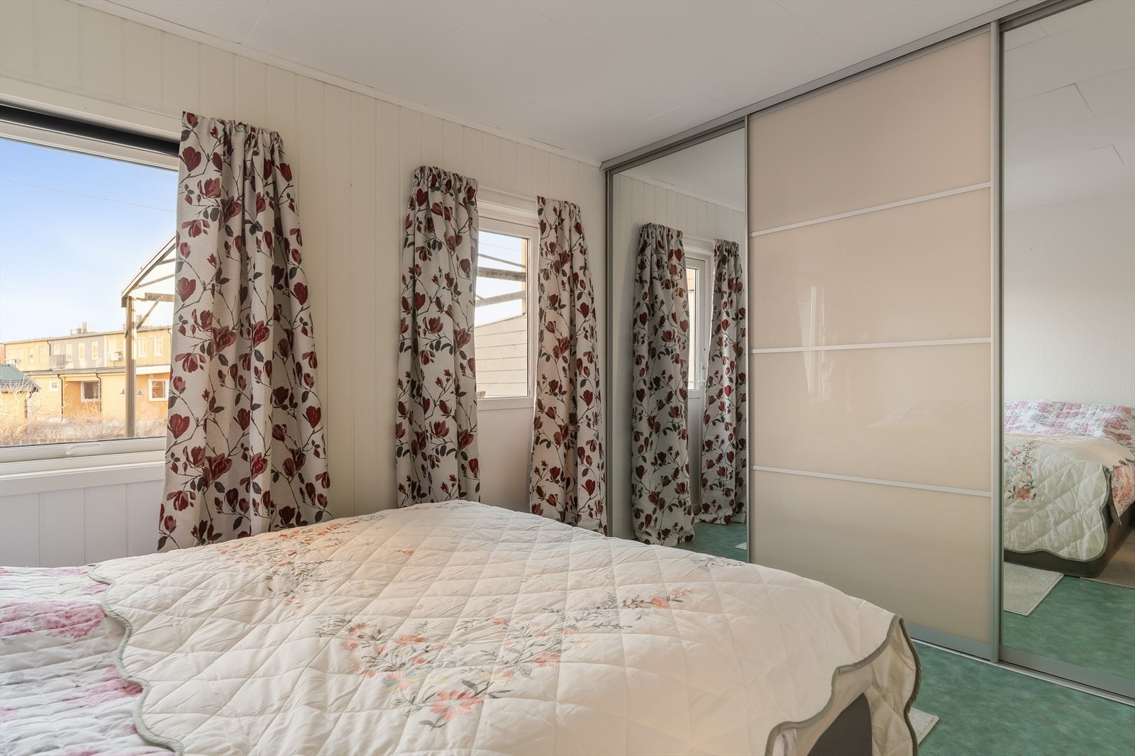 På soverommet er det integrert skyvedørsgarderobe for oppbevaring. Galleribilde