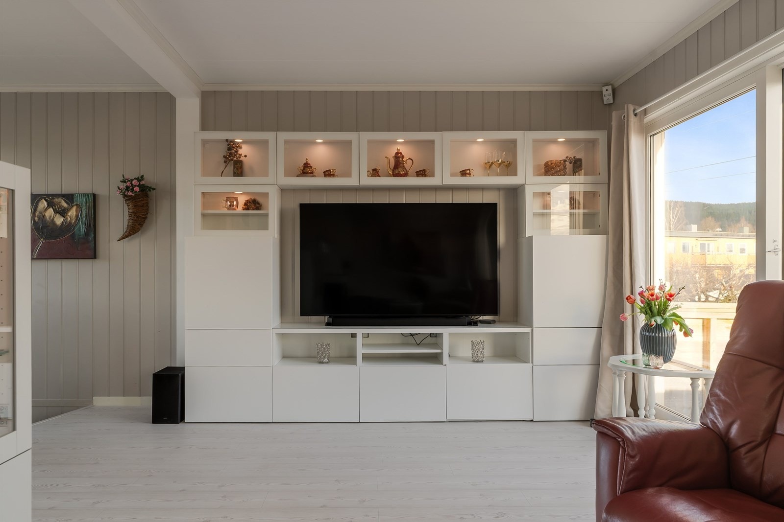 Fra stuen har du utgang til balkongen, skyvedøren er fra 2018. Galleribilde