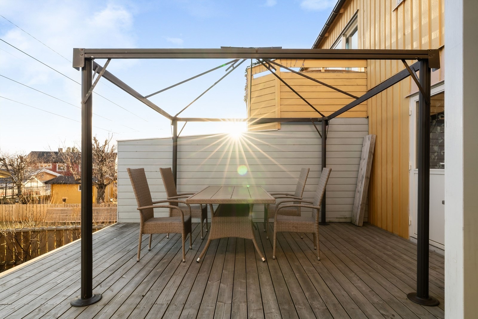 Dagnes selgere har satt satt opp en pergola med taksystem til spisebordet på terrassen. Galleribilde