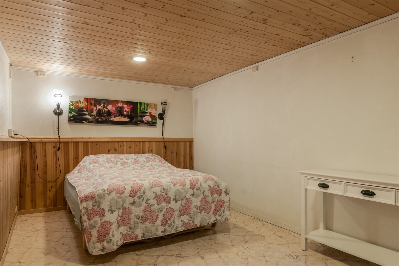 Dagens selgere har satt opp en seng i en av bodene. Galleribilde