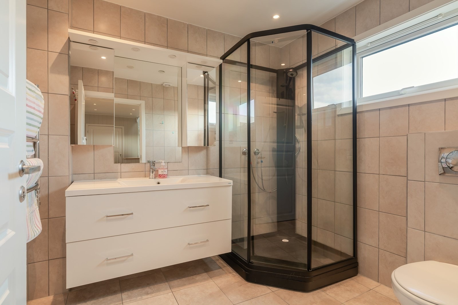 Badet er fra 2014. Det er flislagt gulv og vegger, gulvet har varmekabler. Galleribilde