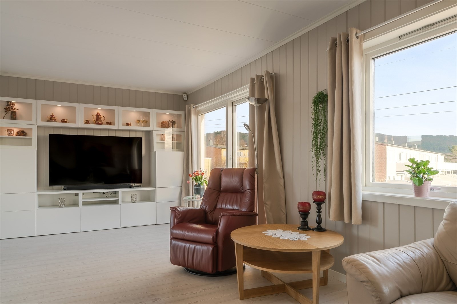 Stuen rommer ca. 32m² og fungerer som boligens oppholdssted. Galleribilde