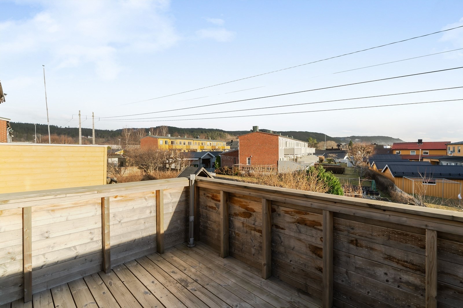 Balkongen er på ca. 8,5m², den nyter veldig av de gode solforholdene! Galleribilde