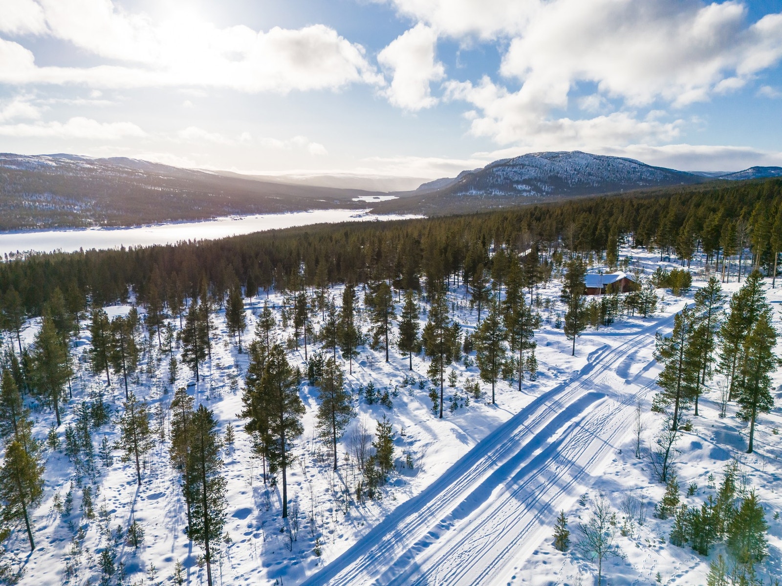 Flott høyfjellsterreng med umiddelbar nærhet til preparerte skiløyper vinterstid. Galleribilde