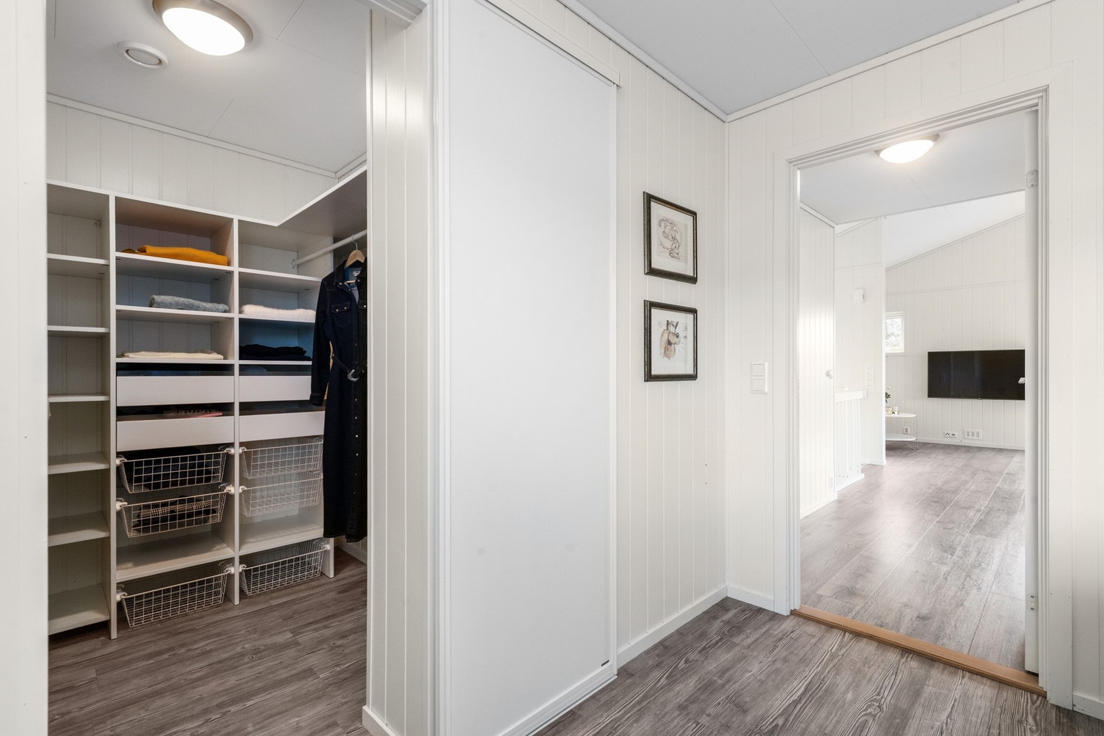 I tilknytning til hovedsoverommet er det egen walk-in-garderobe. Galleribilde