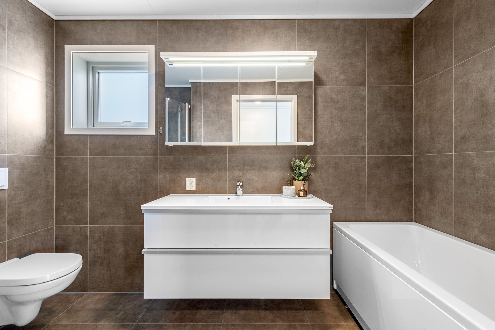 Boligen har 2 bad. Dette badet har både badekar og dusj og ligger i 2. etasje ved siden av hovedsoverommet. Galleribilde
