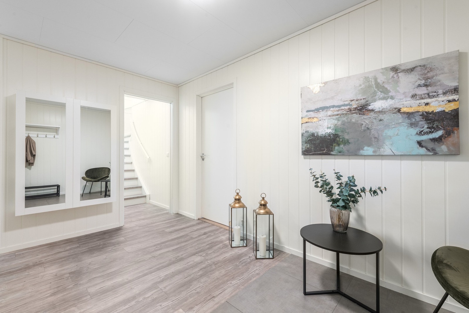 Stor og lys hall i 1. etasje Galleribilde