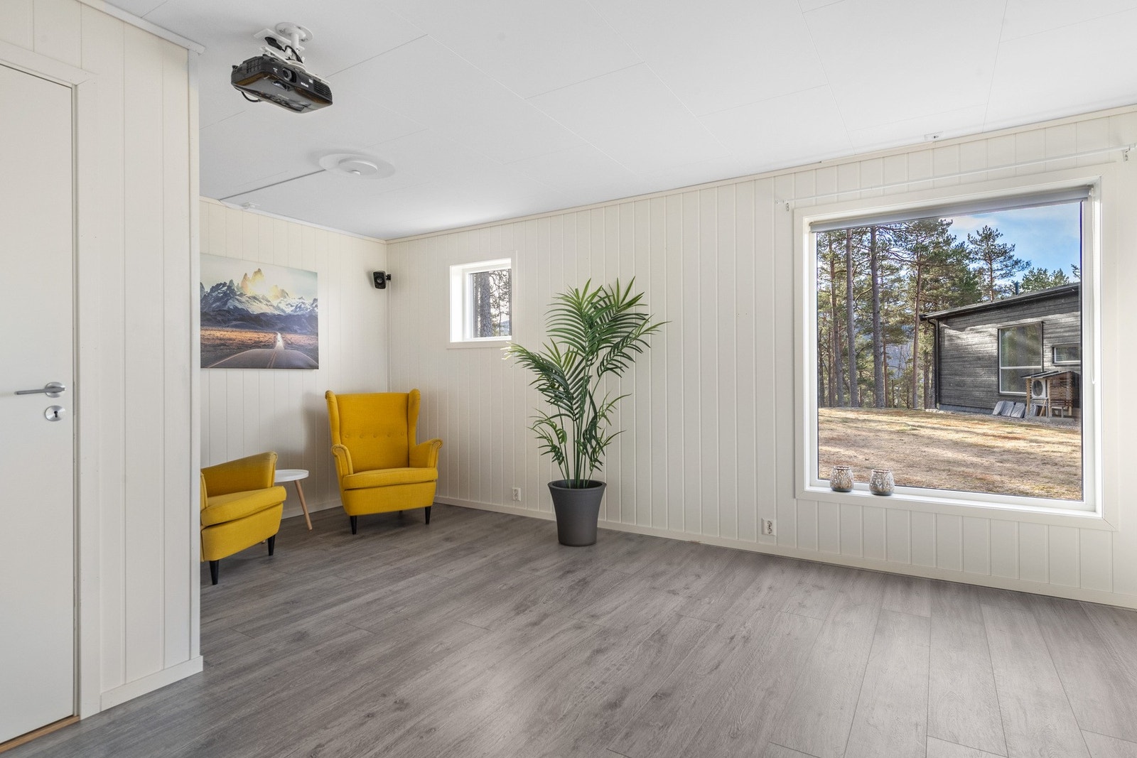 I 1. etasje er det stor stue med utgang til uteområde. Galleribilde