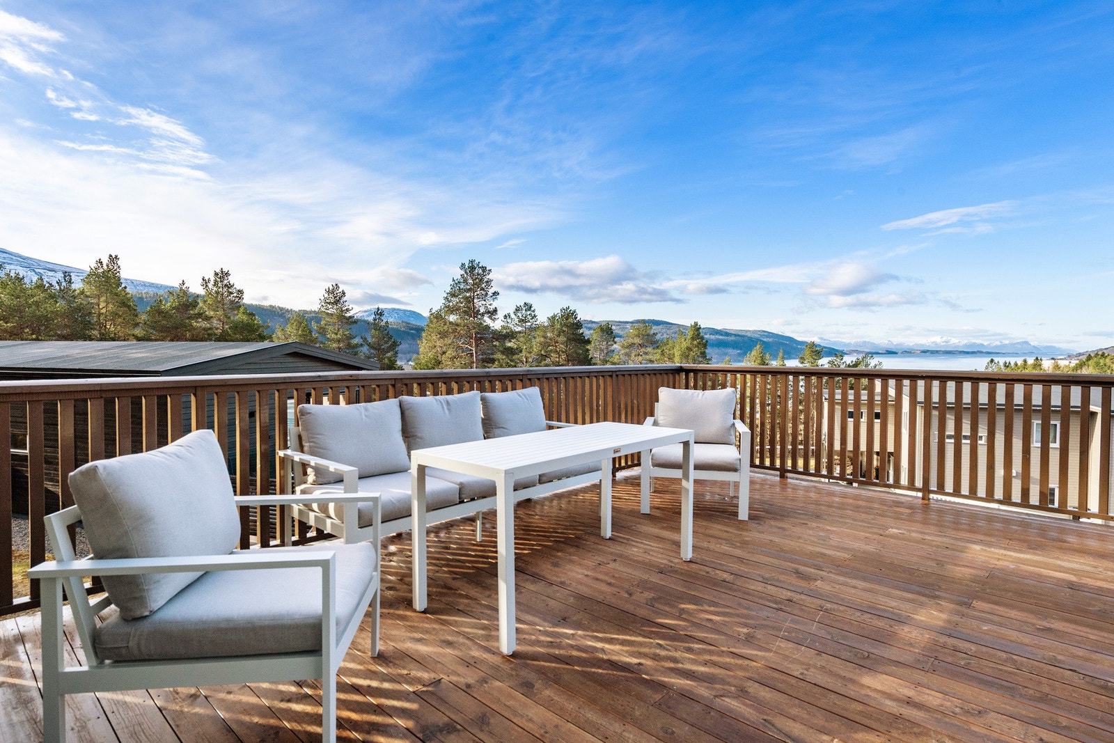 Eiendommen ligger fint til i et nyere boligfelt med utsikt over Fannefjorden. Galleribilde