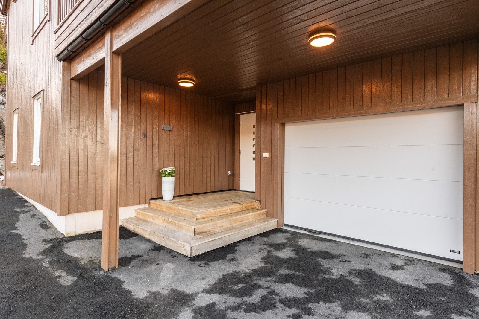 Flott, overbygd inngangspart. Galleribilde