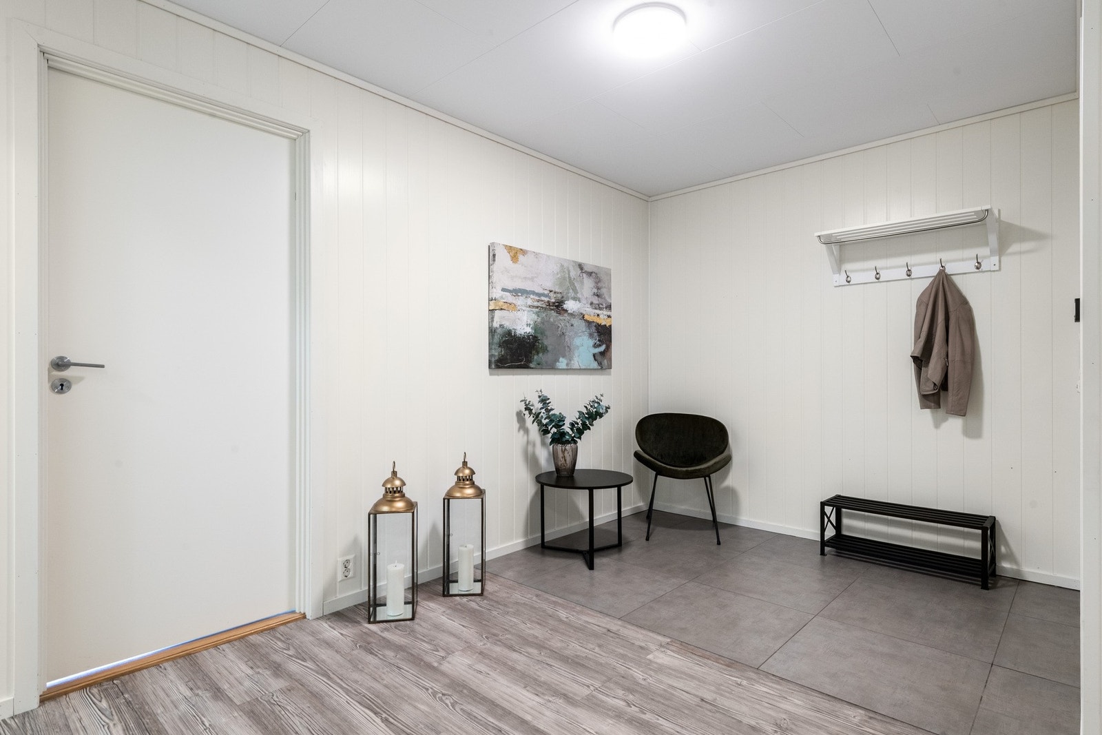 Stor og lys hall i 1. etasje Galleribilde