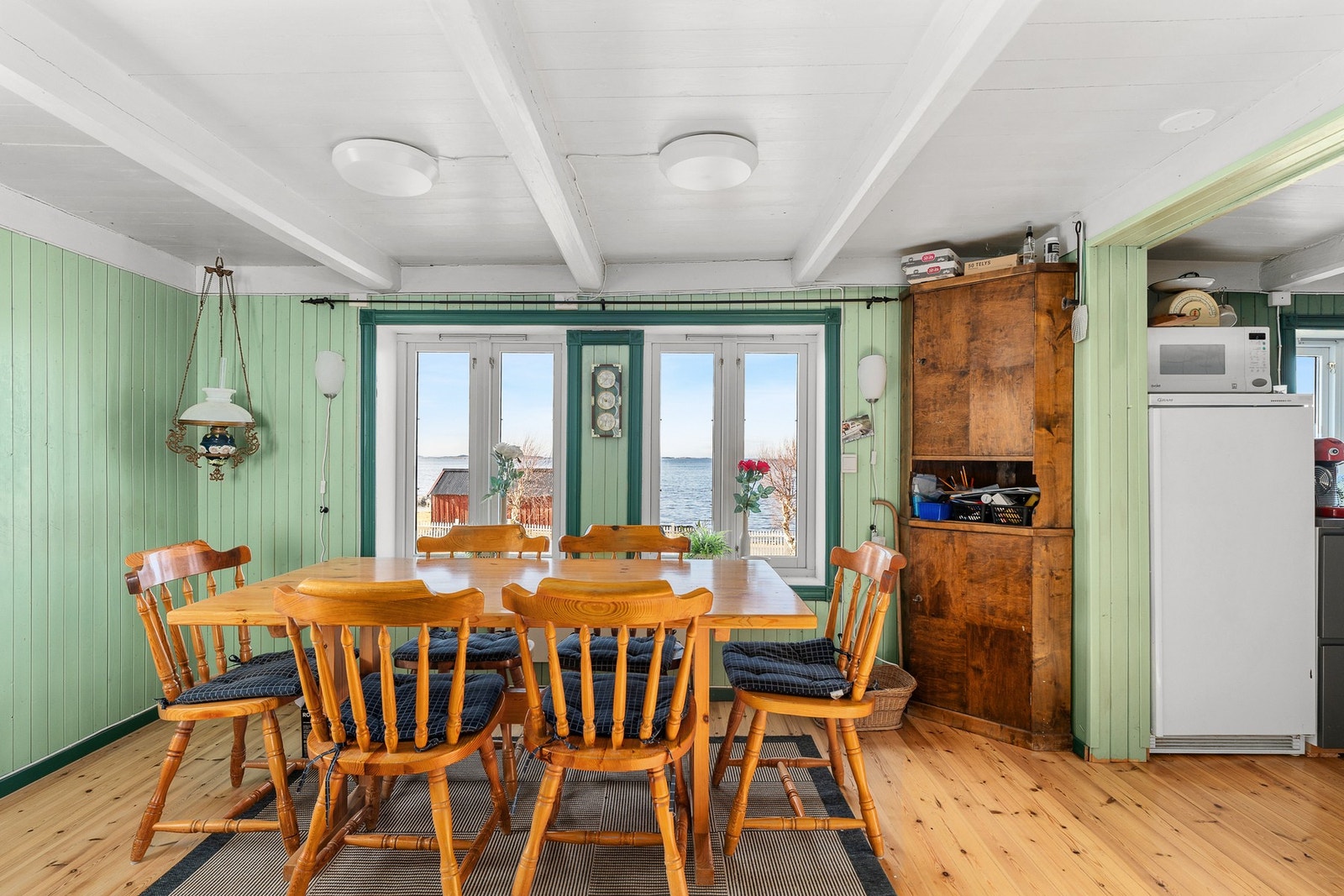 Spisestue med nydelig sjøutsikt Galleribilde