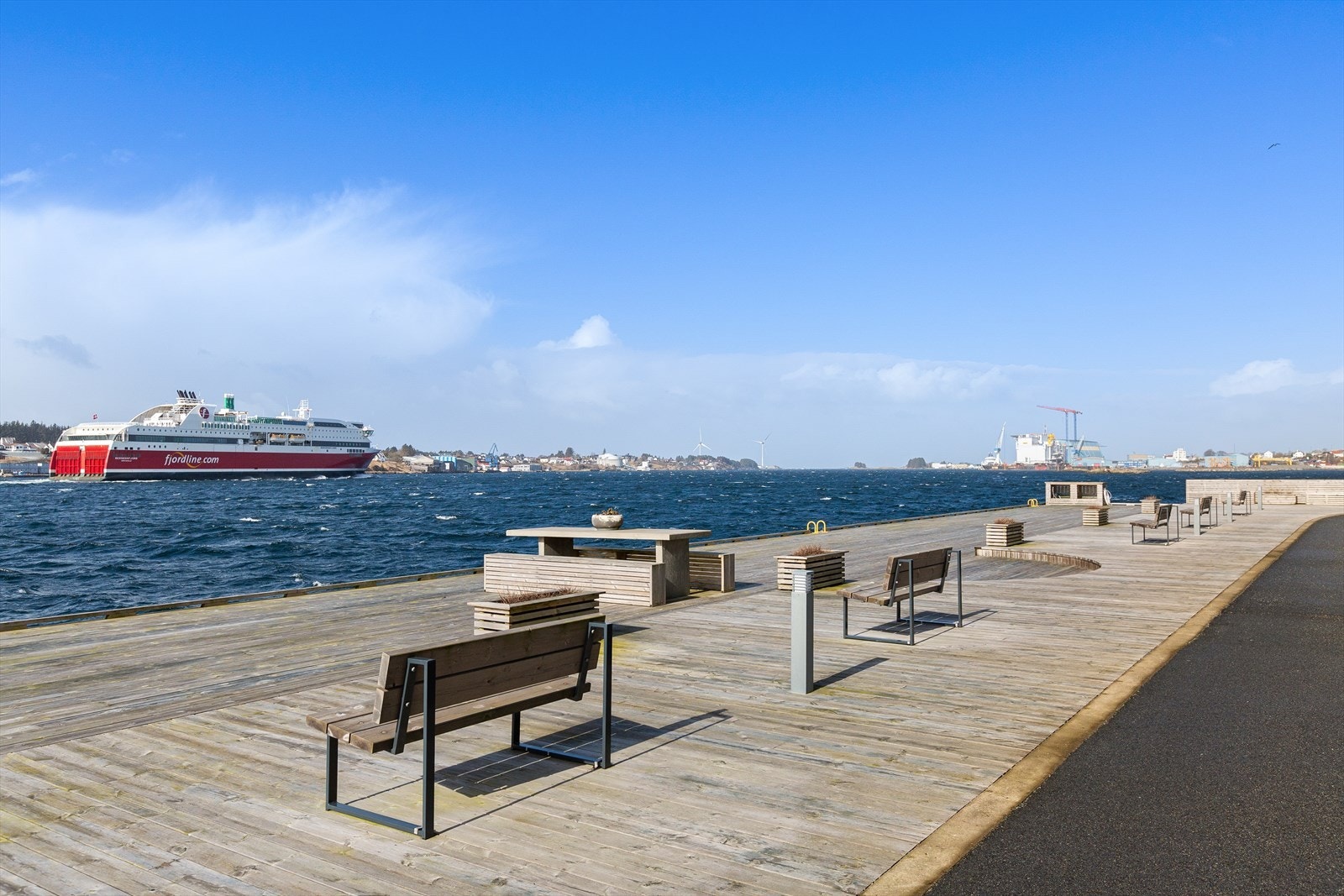 Her kan man nyte fine turer langs sjøkanten. Galleribilde