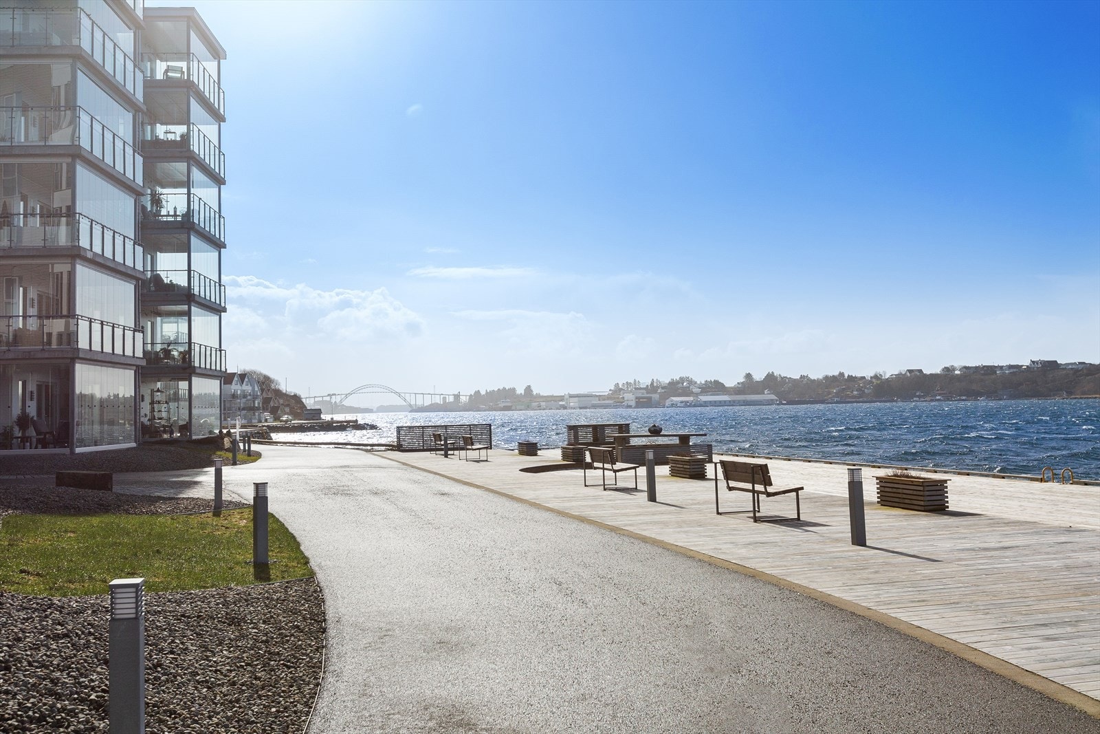 Meget flotte og funksjonelle uteområder opparbeidet med murer, gangstier, nøye planlagt beplantning og belysning. Galleribilde