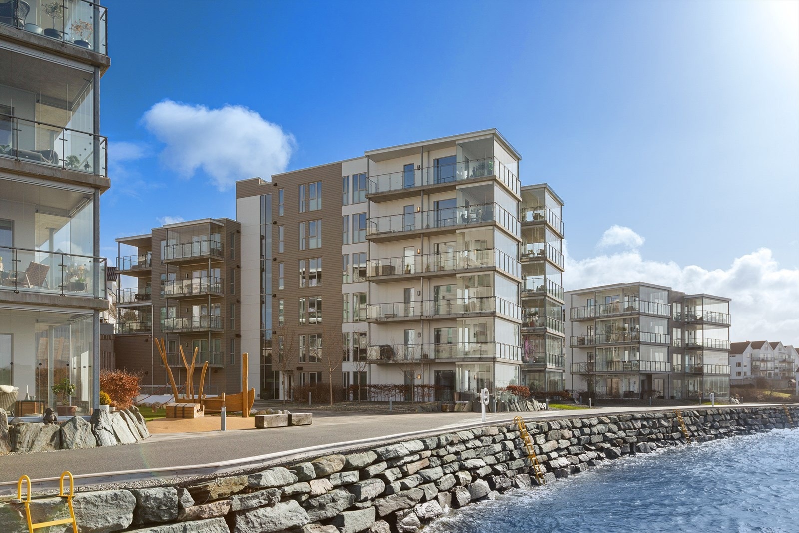 Perfekt beliggenhet ved sjøkanten med alle fasiliteter innenfor korte avstander. Maritim beliggenhet like utenfor bykjernen i Haugesund. Galleribilde