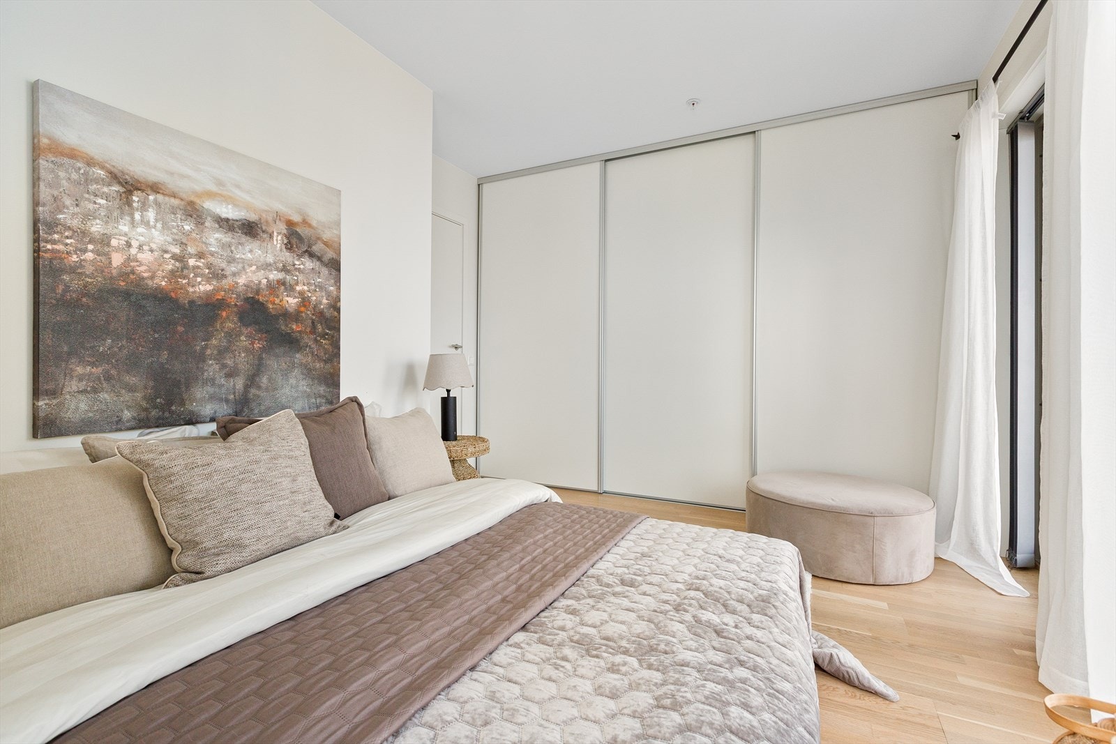 Hovedsoverom med god skapplass i skyvedørsgarderobe. Galleribilde