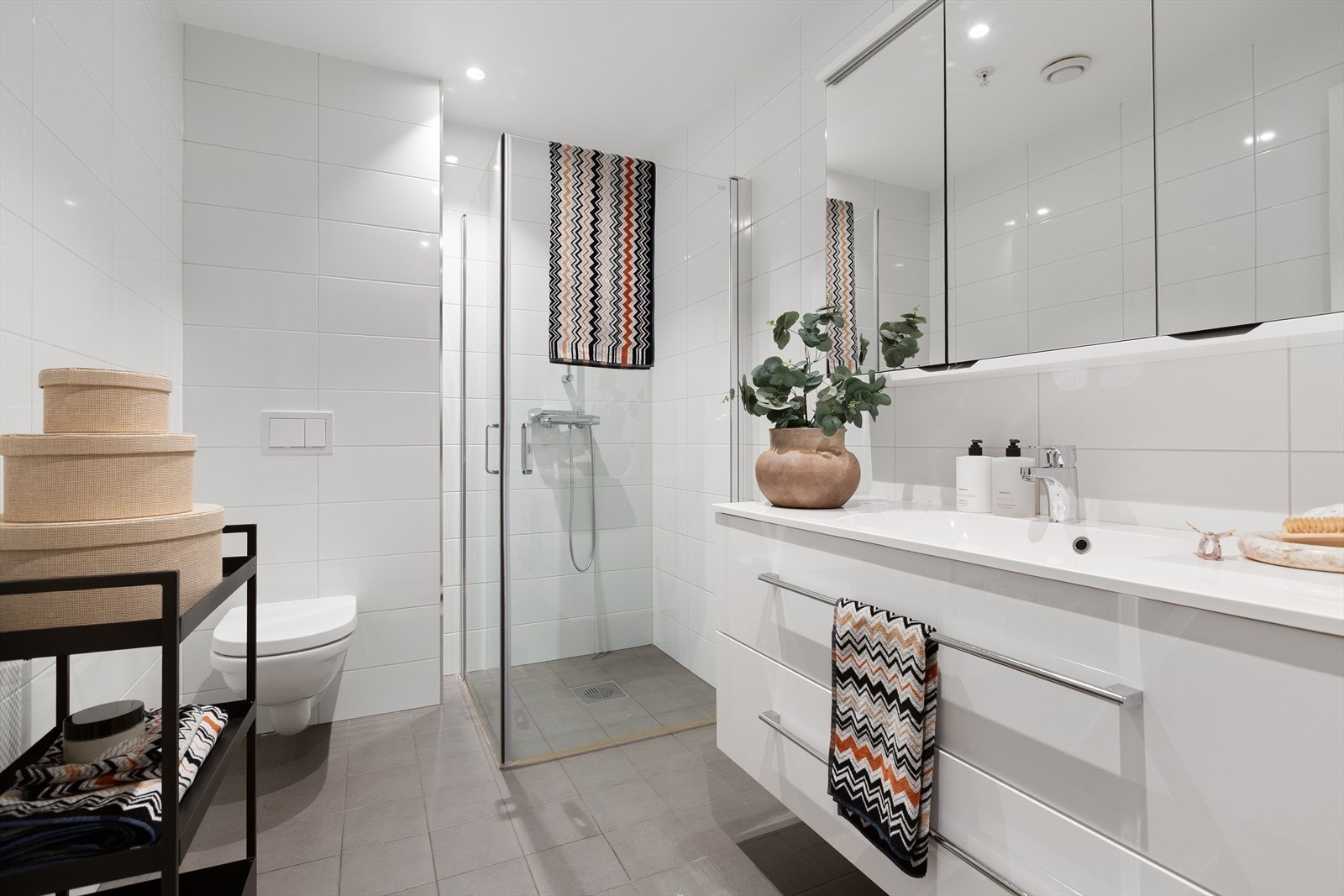 Flott flislagt bad. Her er der dusj, servant og wc. Galleribilde