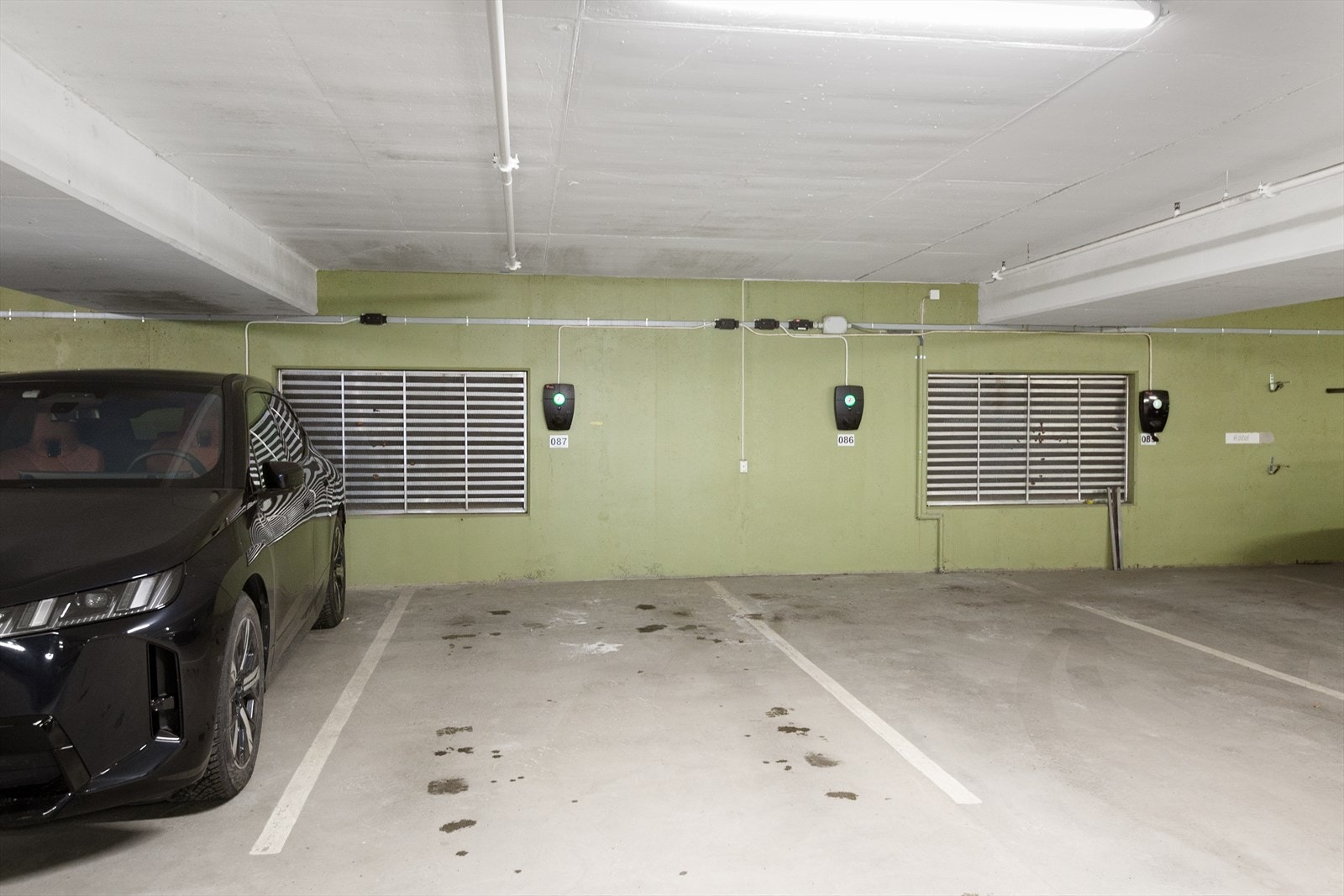 Egen merket parkeringsplass med elbillader. Galleribilde