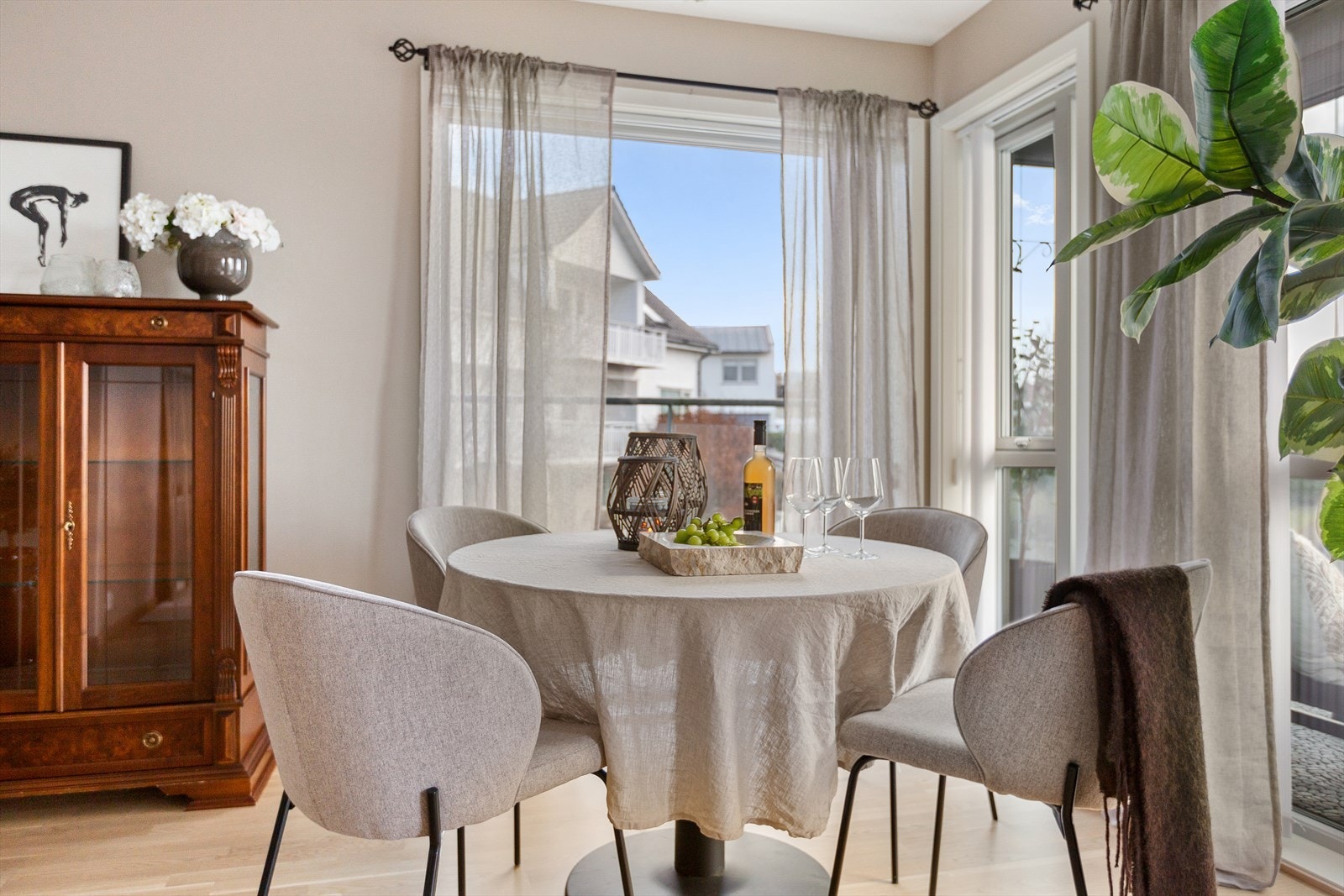 Det er plass til spisebord mellom stue og kjøkken. Galleribilde