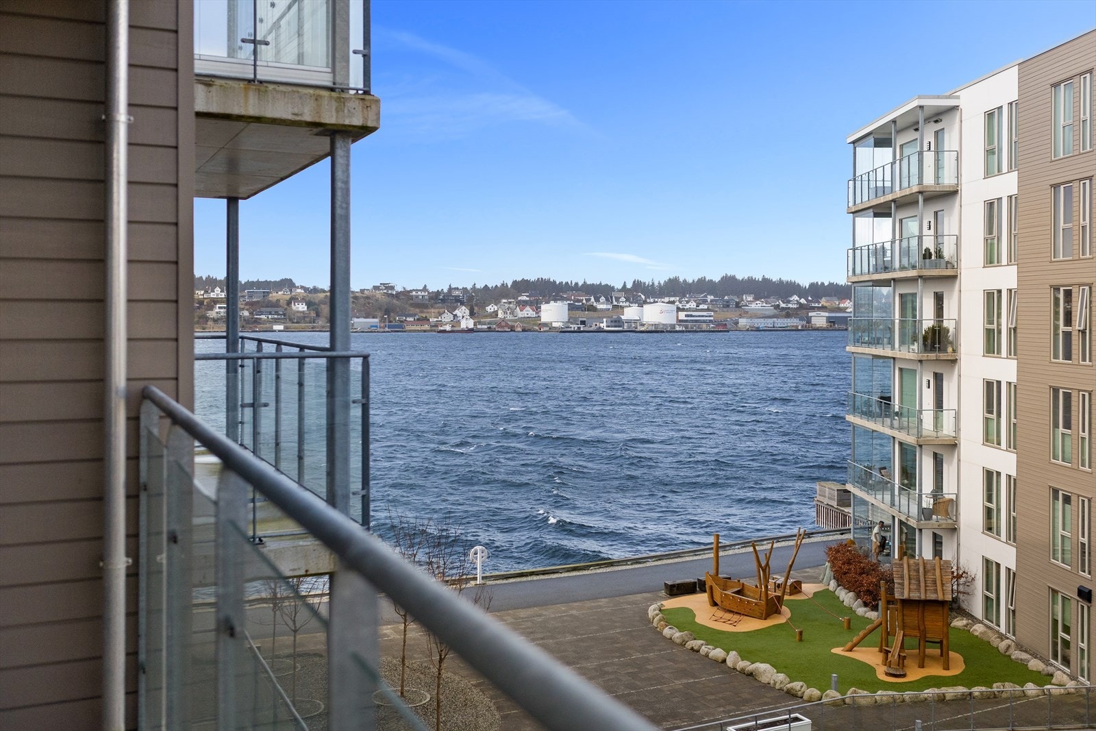 Utsikt fra balkong på nordsiden. Det er på nordsiden av bygget man finner felles utvendig basseng. Galleribilde