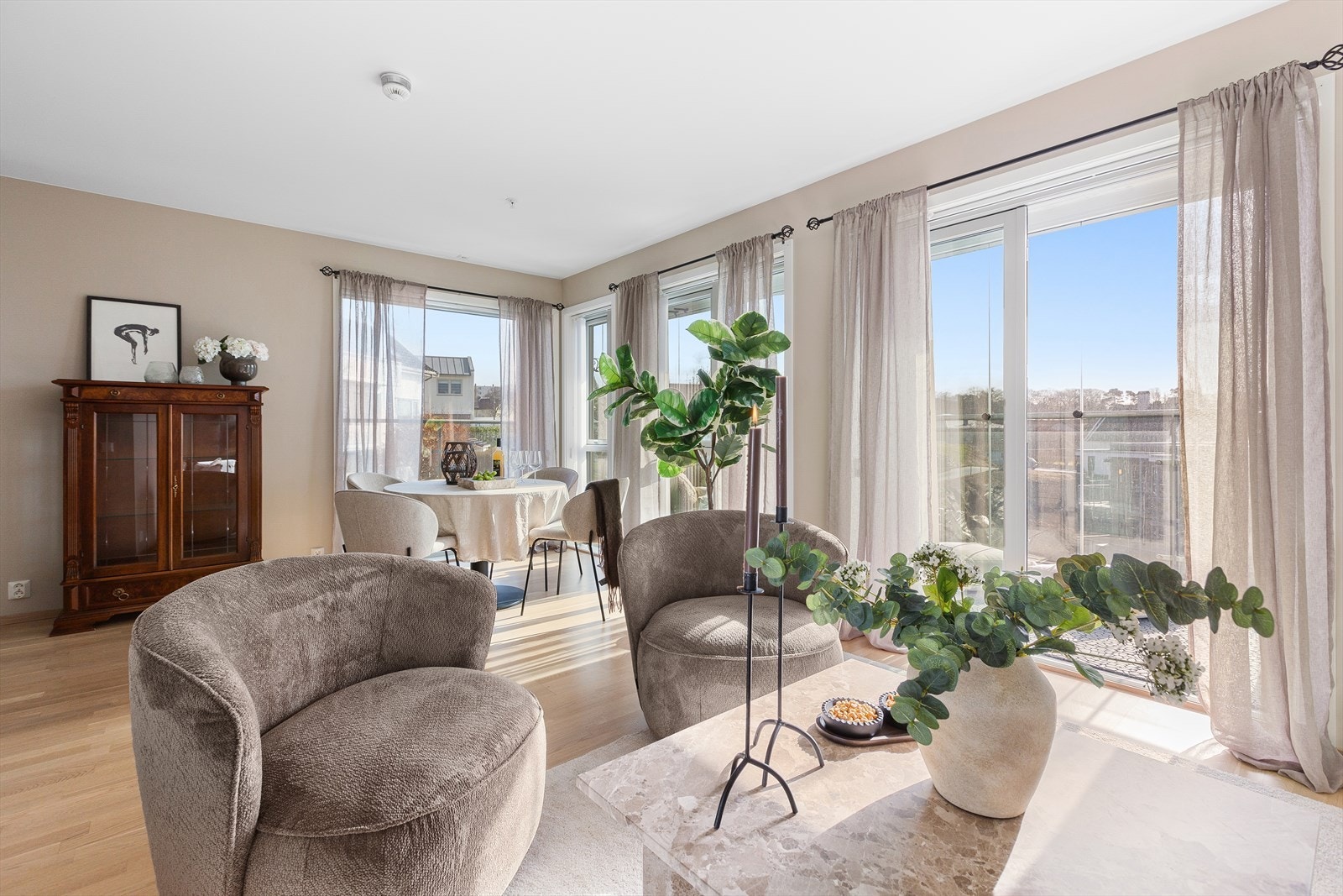 Stue med utgang til innglassert balkong. Galleribilde