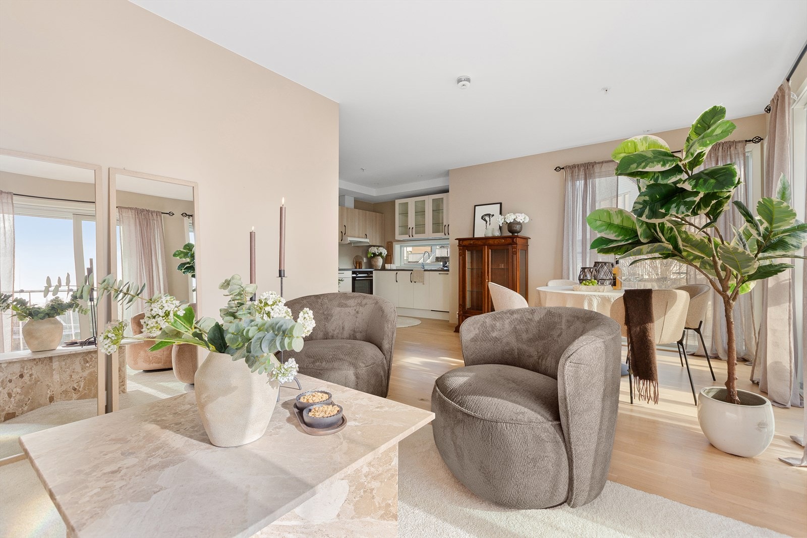 En fin og åpen løsning mellom stue og kjøkken Galleribilde