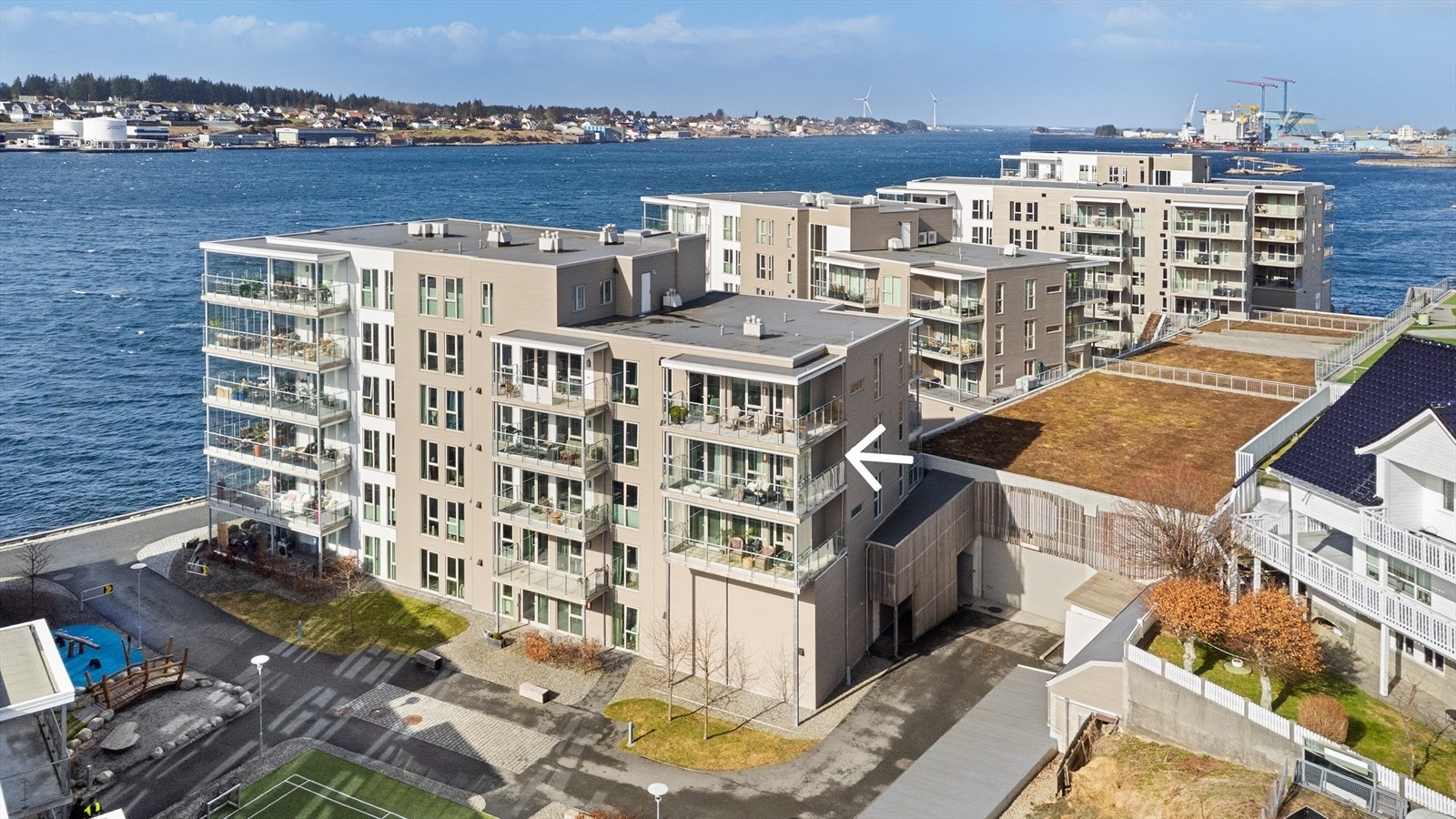 Flott beliggende langs smedasundet Galleribilde